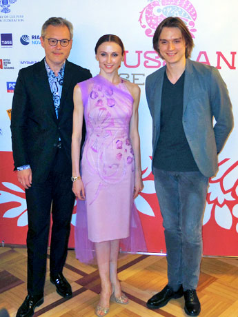 来日した（左から）ワディム・レーピンさん、スヴェトラーナ・ザハーロワさん、デニス・ロヂキンさん