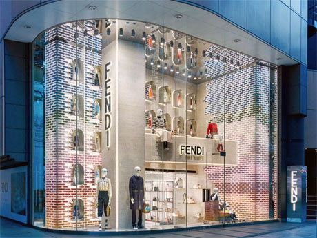 イタリア文明宮のアーチをイメージした壁面がのぞく店舗外観