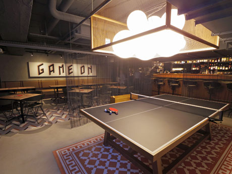 飲食しながら自由に卓球ができるレストラン＆バー「THE RALLY TABLE」の店内