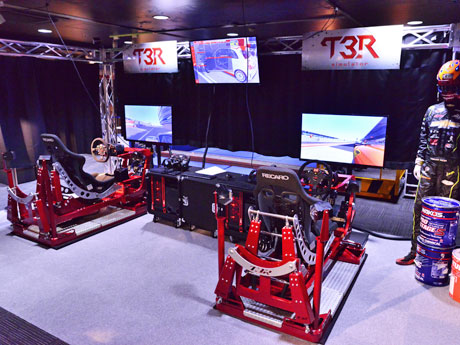 新たに導入したドライビングシミュレーター「T3R」