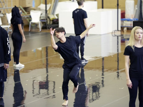 主演となり見せ場が増える高橋大輔さん（中央）