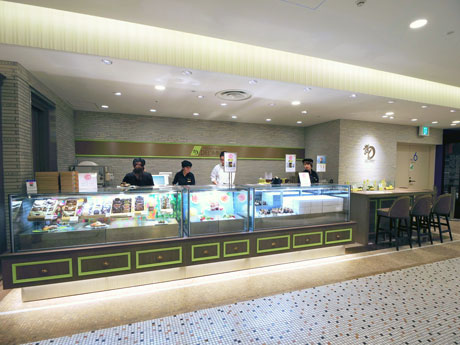 ブランドカラーのグリーンを随所にあしらう店頭