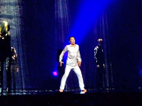 高橋大輔さんが真っ白な衣装で踊るプロローグ「GLORY」より