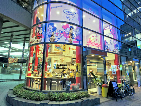 ガラス張りのファサードにポップなイラストが目を引く外観