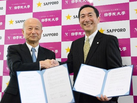 （左から）国学院大学坂口吉一理事長とサッポロホールディングス尾賀真城社長