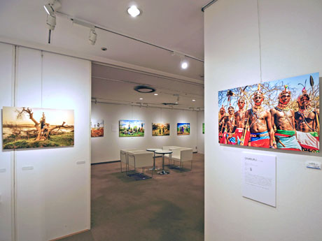 アフリカを中心とした少数民族の写真が並ぶ場内