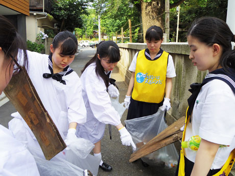 学校の周辺をゴミ拾いした実践女子学園高等学校の学生たち