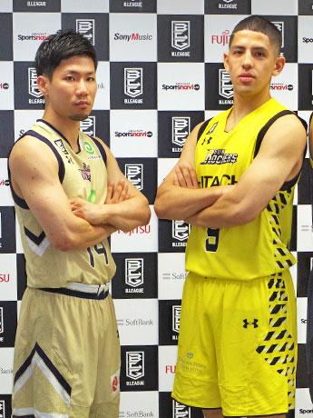 開幕で戦う（右から）サンロッカーズ渋谷・ベンドラメ礼生選手と琉球ゴールデンキングス・岸本隆一選手
