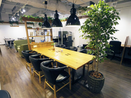 勉強したり会話したりできるオープンなラウンジスペース