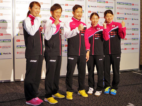 （右から）高橋礼華選手・松友美佐紀選手ペア、園田啓悟選手・嘉村健士選手ペア、佐藤冴香選手
