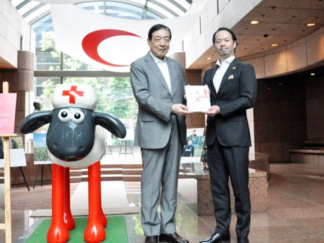 寄付金を手渡した小林弘明実行委員長（右）