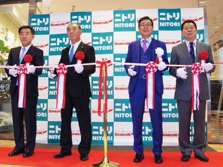 オープン前にテープカットを行った似鳥昭雄会長兼CEO（中央右）や志太勤一会長兼社長（同左）ら