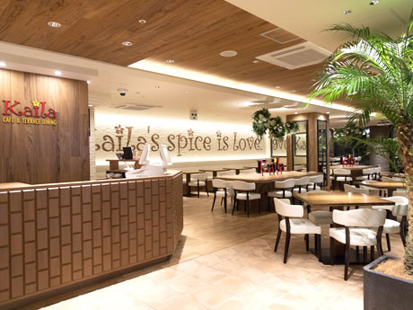 「落ち着いたハワイ」をイメージした店内