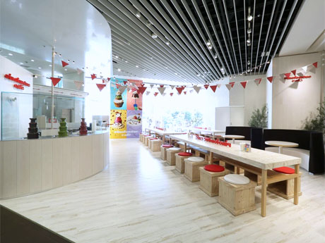 ブランドカラーの白と赤を随所に取り入れた店内