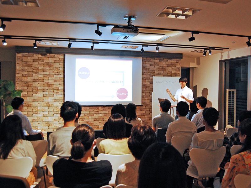 初回講座の様子。レクチャー後は懇親会も