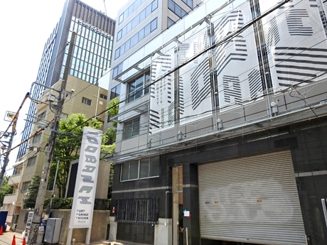 JR渋谷駅新南口近く、渋谷川沿いにオープンした「100BANCH」の外観