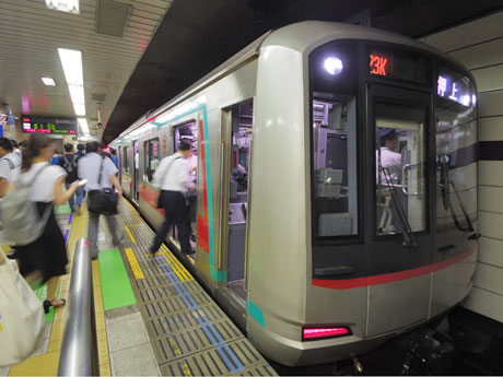 「時差Bizライナー」を運行する田園都市線列車