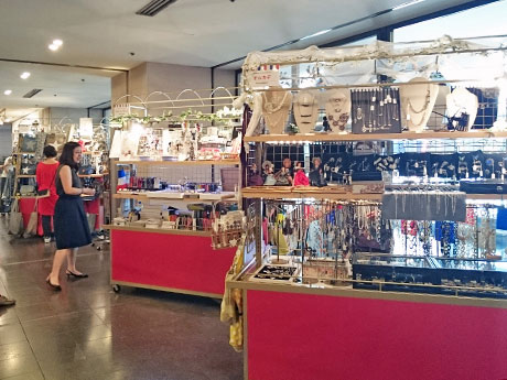 ワゴンショップが並ぶ会場