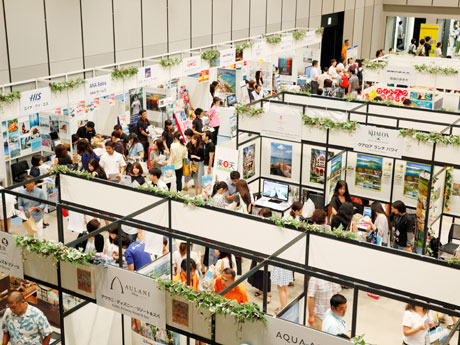 場内には物販や観光などに関するブースが奈並ぶ（写真は昨年の様子）