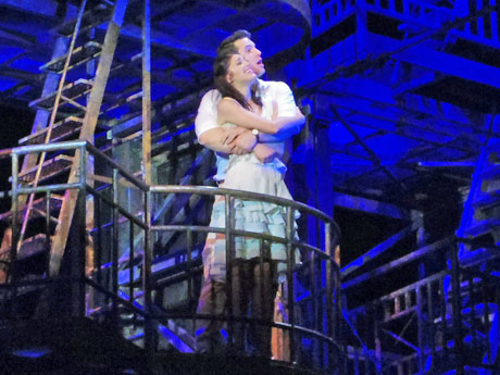 「ロミオとジュリエット」のバルコニー・シーンに当たる一幕で歌う「TONIGHT」