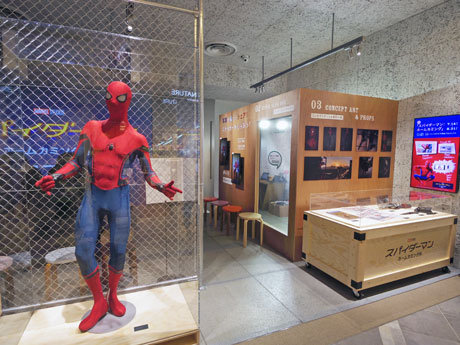 スーツや小物など撮影で使ったアイテムを展示する店頭