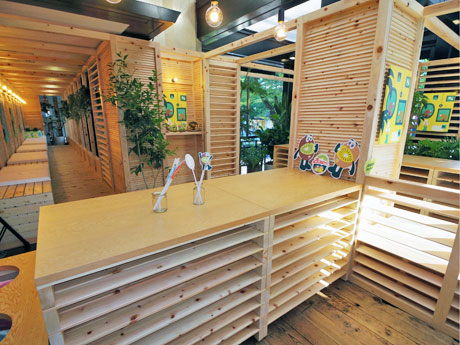 木材と緑でニュージーランドのサマーガーデンをイメージした店内