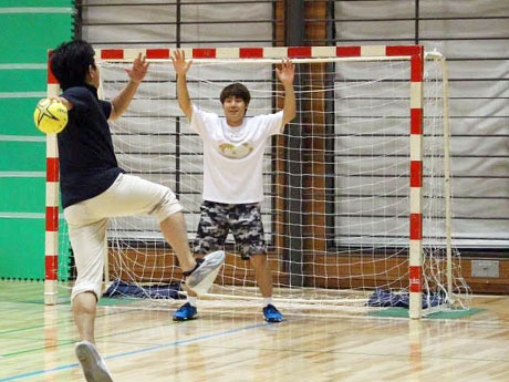 参加者のシュートを受ける大崎電気 「OSAKI OSOL」村上凌太選手（写真奥）