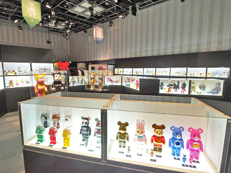 800〜900体のフィギュアを中心に展示する場内