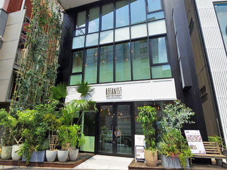 明治通りに面した店舗外観