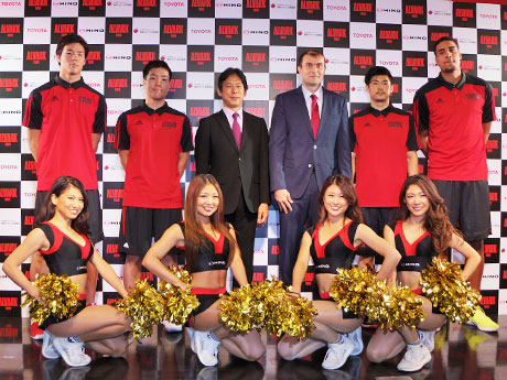 新体制を発表したトヨタアルバルク東京・林邦彦社長（後列中央左）やHCに就任したルカ・パヴィチェヴィッチさん（同右）ら