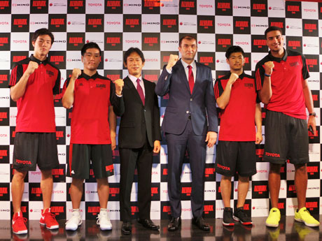 （左から）馬場雄大選手、小島元基選手、林邦彦社長、ルカ・パヴィチェヴィッチHC、安藤誓哉選手、ランデン・ルーカス選手