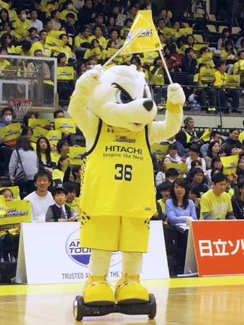 ミニセグウェイを乗りこなす身体能力の高さを見せるサンディー