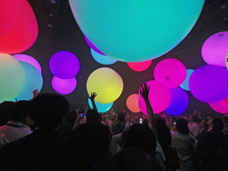 手で触れるなどすると光の色が変化する「チームラボボール-奏でる球体」