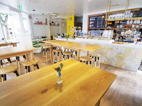 森の中にあるカフェをイメージしたという店内