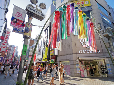 バスケ通りに装飾している仙台のくす玉や吹き流し