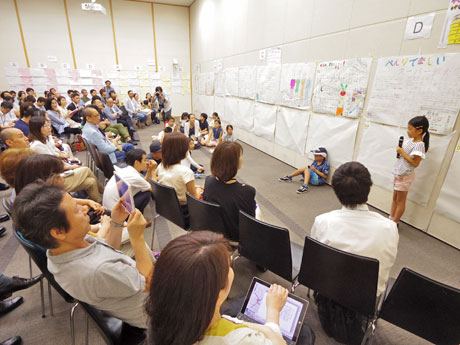 多くの大人の前で堂々とした態度でプレゼンした児童たち