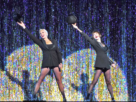 「ホット・ハニー・ラグ」を歌う（写真右から）米倉涼子さんとアムラ＝フェイ・ライトさん