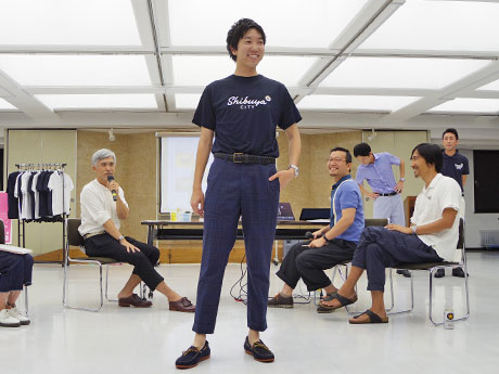 区の職員がビームスのスタイリストが提案するスタイリングで登場した