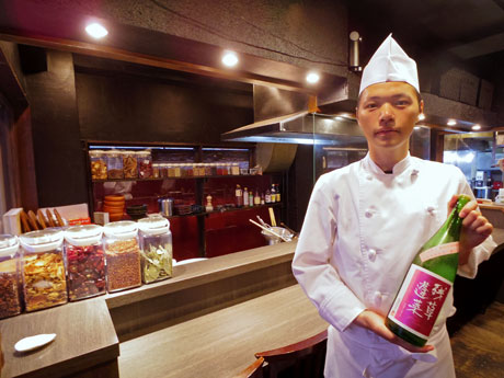 酒匠の資格を持つ店主の山下勲さん