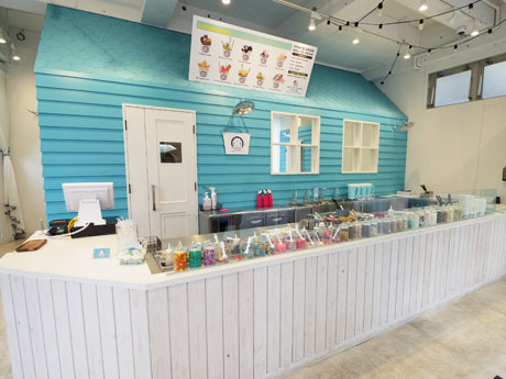 作る工程が見られるオープンカウンターになっている店内