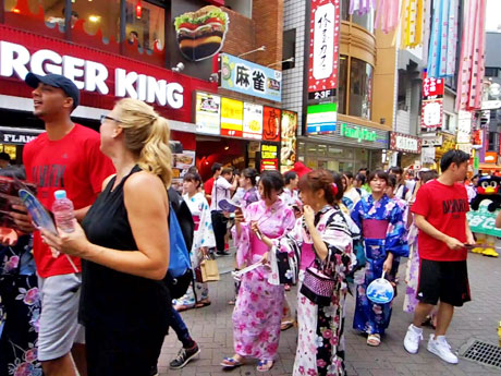 浴衣姿の昭和女子大生や「アルバルク東京」の選手らがバスケ通りをパレードした