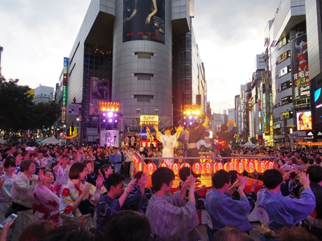 路上に作った櫓（やぐら）を中心に踊った