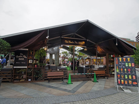 屋外に約80席を用意するテラス