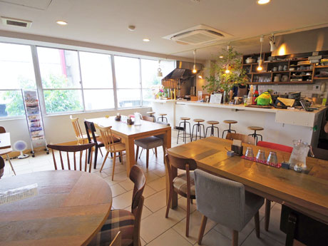 木目を基調にした店内