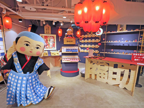 縁日を展開する会場には着ぐるみ「福助」も登場する