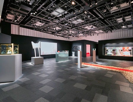 代表作から新作までを展示する場内