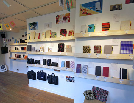 2018年版の本体やカバーが並ぶ場内