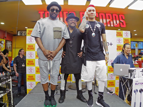 BLACK EYED PEASの（左から）ウィル・アイ・アムさん、アップル・ディ・アップルさん、タブーさん