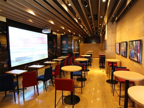 クラブカラーである青とエンジのインテリアを配置するフロア