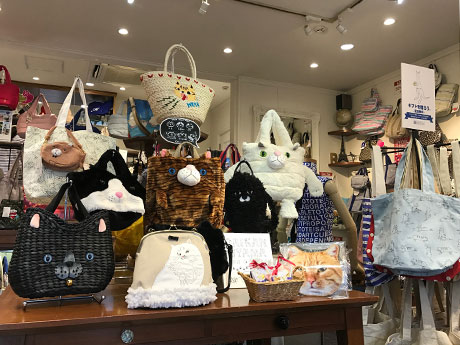 猫をモチーフにしたバッグを集積する店内